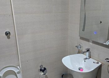 استديو بسرير ماستر وجلسة مريحة