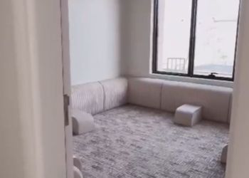 شاليه بمسطح اخضر ومسبح