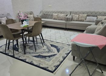 شقة بأثاث مريح وبسيط