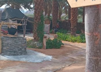استراحه بمسطحات خضراء وغرف نوم