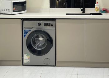 شقة بصالة وغرفتين نوم وبأثاث مريح