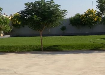استراحة بمسطح اخضر وجلسه خارجيه