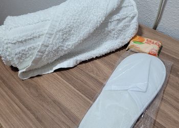 شقة بغرفة نوم واثاث هادئ
