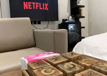 استديو بسرير ماستر وجلسة جانبية
