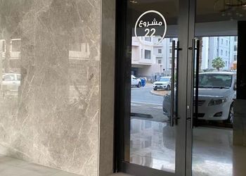 شقة بدخول ذاتي وصالة هادئة