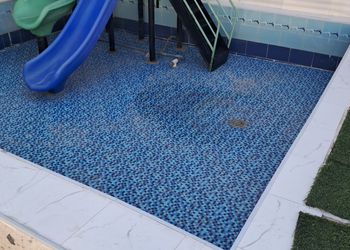 شاليه بجلسة تطل على مسبح خارجي 