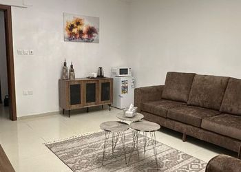 شقة بأثاث مريح وبسيط