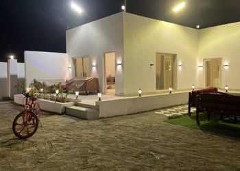 استراحة بمجلس وفناء خارجي 