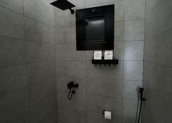 شقة بصالة فاخرة وبلكونه وجاكوزي 