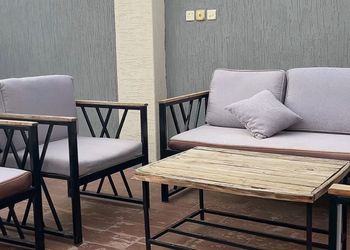شاليه بمسطح اخضر ومسبح 