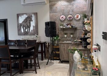شاليه بمسطح اخضر وجلسة خارجية