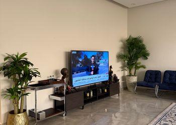 شاليه بمسطح اخضر وجلسة خارجية