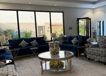شاليه بمسطح اخضر وجلسة خارجية