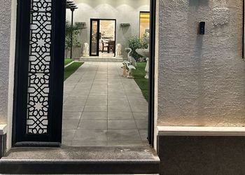شاليه بمسطح اخضر وجلسة خارجية