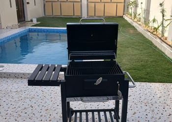 شاليه بصالة مطلة على المسبح 