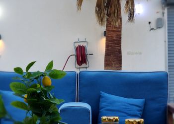 شاليه بمسطح اخضر وجلسة خارجية 