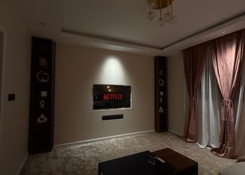 شقة بدخول ذاتي وصالة هادئة 