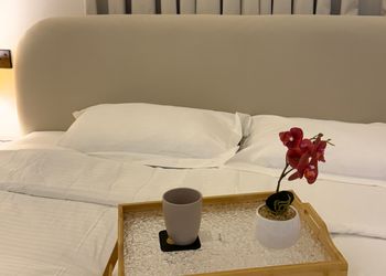 استديو بأثاث مريح وبسيط 