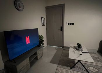 شقة بصالة أنيقة ودخول ذاتي