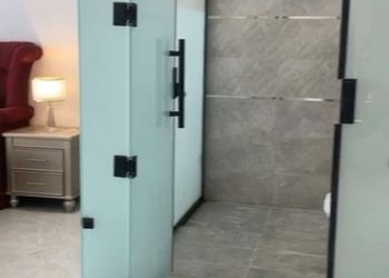 شاليه بمسطح اخضر ومسبح 