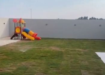 شاليه بمسطح اخضر ومسبح 