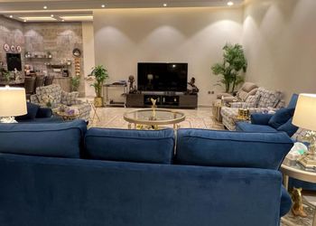 شاليه بمسطح اخضر وجلسة خارجية