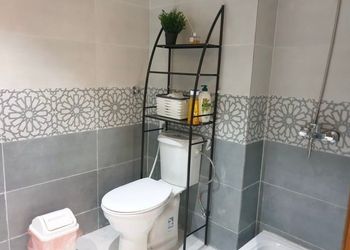 شقة بصالة مريحة وغرفة نوم 