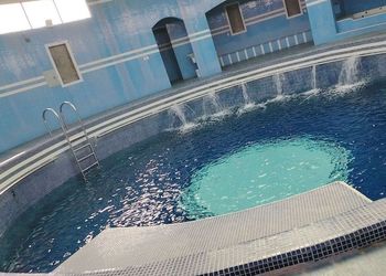 استراحة بمسبح خارجي ومجالس واسعة 
