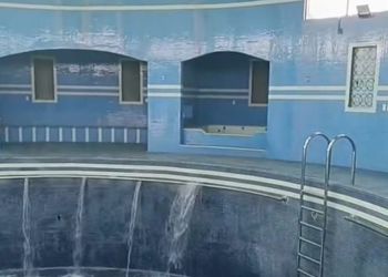 استراحة بمسبح خارجي ومجالس واسعة 