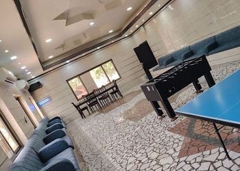 استراحة بمسبح خارجي ومجالس واسعة 