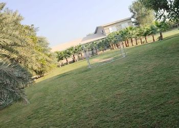 استراحة بمسبح خارجي ومجالس واسعة 