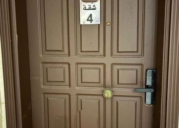 شقة بغرفة معيشة وغرفتين نوم 