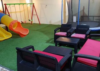 استراحة بجلسة خارجية وألعاب أطفال