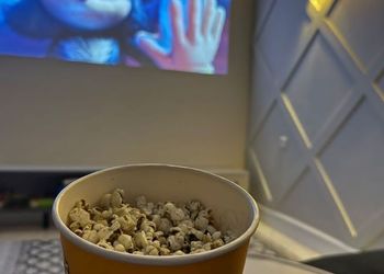 شقة بغرفة سينما وغرفتين نوم 