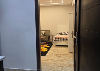 استديو بسريرين مفردة و أثاث مريح