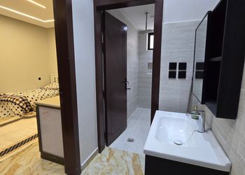 استديو بسريرين مفردة و أثاث مريح