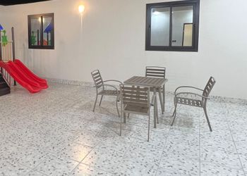 شقة بألعاب أطفال وغرفتين نوم 