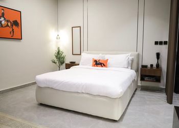 استديو بأثاث مريح وبسيط 