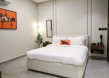 استديو بأثاث مريح وبسيط 