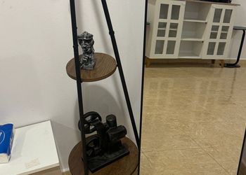استديو بسرير مريح وأثاث بسيط