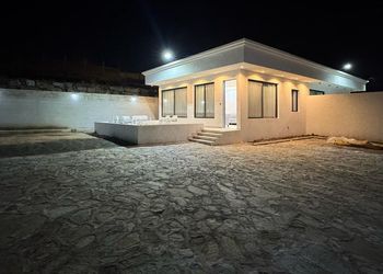 استراحة بمجالس مريحة وفناء خارجي 