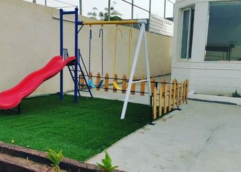 شاليه بجلسة خارجية وألعاب اطفال