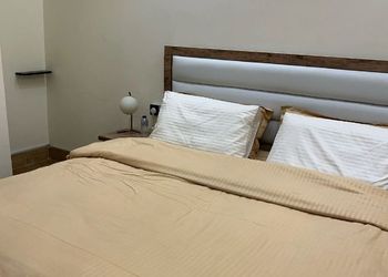 شقة بصالة مريحة وغرفة نوم 