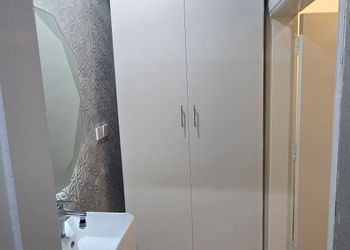استديو بسرير ماستر وجلسة مريحة 