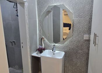 استديو بسرير ماستر وجلسة مريحة 
