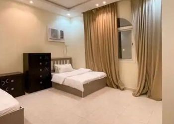 شاليه بمجلس مطل على مسبح داخلي