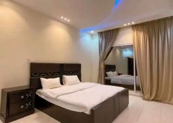 شاليه بمجلس مطل على مسبح داخلي
