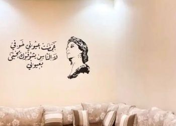 شاليه بمجلس مطل على مسبح داخلي