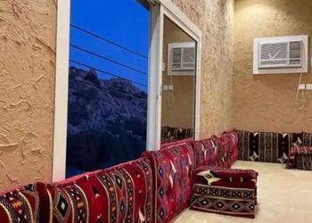 شاليه بمجلس مطل على مسبح داخلي