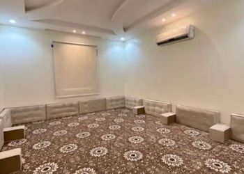 شاليه بمجلس مطل على مسبح داخلي